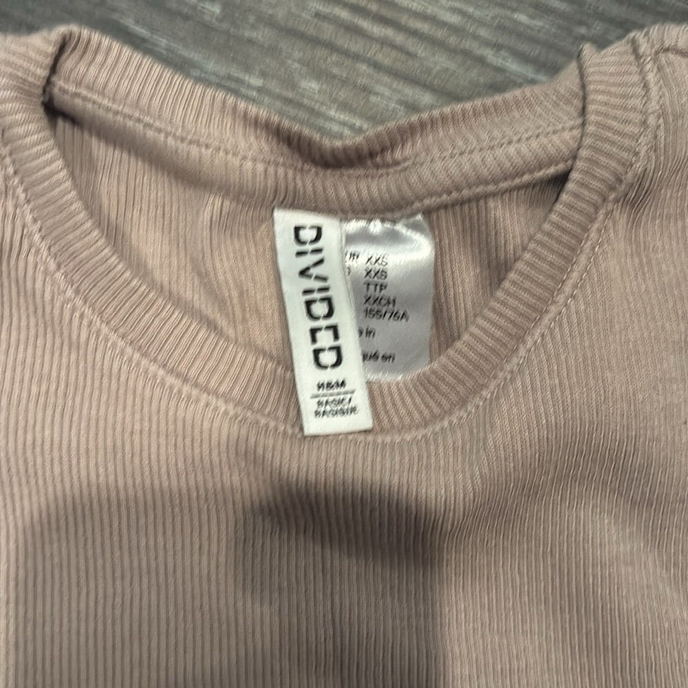 Devided basic tee
Women’s xxs - Picture 2 of 3